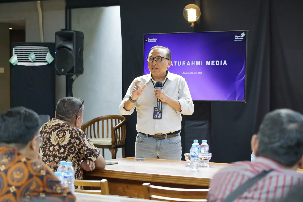 Vice President Corporate Communication PT Telkom, Andri Herawan Sasoko
saat memberikan pemaparan 7 program kerja 100 hari direksi Telkom bersama awak media di acara Silaturrahmi Telkom dan Media bertema "Business Update" di Bale Nusa, Pakubuwono, Jakarta, Jumat (20/06).