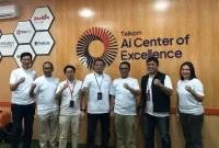Direktur IT Digital Telkom Faizal Rochmad Djoemadi (ketiga dari kanan) meninjau langsung fasilitas serta berbagai inovasi yang dikembangkan oleh talenta digital lokal di AI Center Makassar.
