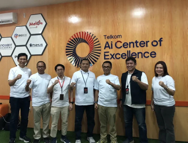 Direktur IT Digital Telkom Faizal Rochmad Djoemadi (ketiga dari kanan) meninjau langsung fasilitas serta berbagai inovasi yang dikembangkan oleh talenta digital lokal di AI Center Makassar.