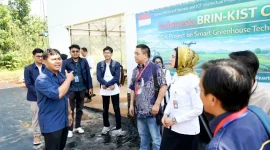 Kepala Biro Hukum dan Humas BGN, Khairul Hidayati, dalam kunjungan ke fasilitas Smart Greenhouse milik Badan Riset dan Inovasi Nasional (BRIN) di Kawasan Sains dan Teknologi (KST) Soekarno, Cibinong, Selasa (14/4).