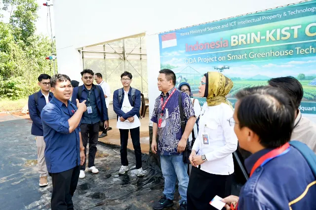 Kepala Biro Hukum dan Humas BGN, Khairul Hidayati, dalam kunjungan ke fasilitas Smart Greenhouse milik Badan Riset dan Inovasi Nasional (BRIN) di Kawasan Sains dan Teknologi (KST) Soekarno, Cibinong, Selasa (14/4).