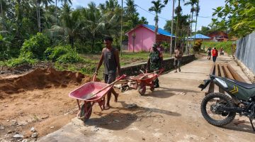 Babinsa Koramil 1802-02/Sorong Barat Monitoring Pembangunan Jembatan Garuda Tahap IV