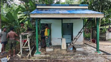 Satgas TMMD Ke-128 Kodim 1801/Manokwari Laksanakan Rehabilitasi 5 Unit MCK Umum di Kampung Tanah Rubuh