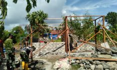 SATGAS TMMD KE-128 KODIM 1801/MANOKWARI LAKSANAKAN PEMASANGAN DINDING RUMAH PROGRAM RTLH