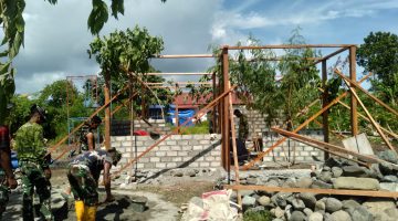 SATGAS TMMD KE-128 KODIM 1801/MANOKWARI LAKSANAKAN PEMASANGAN DINDING RUMAH PROGRAM RTLH