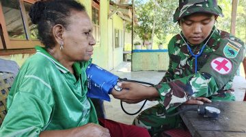 “TAK HANYA BANGUN INFRASTRUKTUR, SATGAS TMMD KE-128 KODIM 1801/MANOKWARI HADIRKAN LAYANAN KESEHATAN GRATIS UNTUK WARGA”