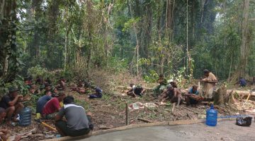 Di Balik Nasi Bungkus Ada Kebersamaan :  TMMD Ke-128 di Kampung Tanah Rubuh, Tanpa Sekat Tanpa Batas