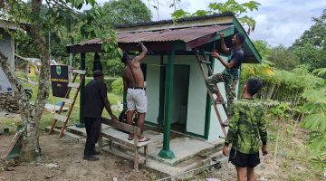 Satgas TMMD ke 128 Kodim 1801/Manokwari Berikan Pengecatan Akhir untuk MCK yang Lebih Indah