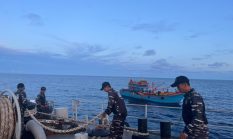 Kapal Perang TNI AL Laksanakan SAR dan Evakuasi KM Bintang Mariyos 04 di Perairan Halmahera