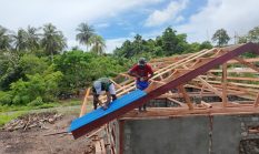 Satgas TMMD Ke-128 Kodim 1801/Manokwari Memasuki Tahap Pemasangan Atap Rehab Rumah Warga