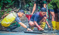 Percepat Pengecoran Jalan, Satgas TMMD ke-128 Kodim 1801/Manokwari Gotong Royong Gunakan Molen