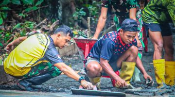 Percepat Pengecoran Jalan, Satgas TMMD ke-128 Kodim 1801/Manokwari Gotong Royong Gunakan Molen