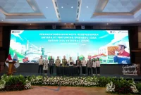 Kepala Badan Gizi Nasional, Dadan Hindayana, didampingi Kepala Biro Hukum dan Hubungan Masyarakat BGN, Khairul Hidayati saat penandatanganan nota kesepahaman antara Badan Gizi Nasional dan PT Pertamina (Persero terkait pemanfaatan minyak jelantah dari operasional Satuan Pelayanan Pemenuhan Gizi (SPPG) di Jakarta, Kamis (7/5).