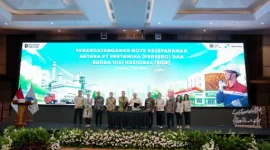 Kepala Badan Gizi Nasional, Dadan Hindayana, didampingi Kepala Biro Hukum dan Hubungan Masyarakat BGN, Khairul Hidayati saat penandatanganan nota kesepahaman antara Badan Gizi Nasional dan PT Pertamina (Persero terkait pemanfaatan minyak jelantah dari operasional Satuan Pelayanan Pemenuhan Gizi (SPPG) di Jakarta, Kamis (7/5).
