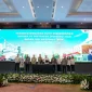 Kepala Badan Gizi Nasional, Dadan Hindayana, didampingi Kepala Biro Hukum dan Hubungan Masyarakat BGN, Khairul Hidayati saat penandatanganan nota kesepahaman antara Badan Gizi Nasional dan PT Pertamina (Persero terkait pemanfaatan minyak jelantah dari operasional Satuan Pelayanan Pemenuhan Gizi (SPPG) di Jakarta, Kamis (7/5).