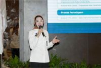 Kepala Biro Hukum dan Humas BGN, Khairul Hidayati saat menyampaikan paparan pada Rapat Koordinasi Percepatan Perolehan SLHS dan Peningkatan Kepesertaan BPJS Ketenagakerjaan di SPPG Wilayah Provinsi Sulawesi Selatan