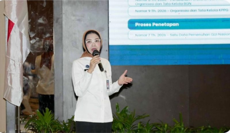 Kepala Biro Hukum dan Humas BGN, Khairul Hidayati saat menyampaikan paparan pada Rapat Koordinasi Percepatan Perolehan SLHS dan Peningkatan Kepesertaan BPJS Ketenagakerjaan di SPPG Wilayah Provinsi Sulawesi Selatan