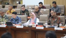 Direktur Utama PT Telkom Indonesia (Persero) Tbk Dian Siswarini dalam rapat kerja bersama Komisi VI DPR RI di Kompleks Parlemen, Jakarta, Rabu (24/6/2026).
