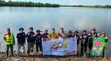 Bentengi Pesisir dari Abrasi, Bhabinkamtibmas Desa Bungur Bersama Warga Tanam Mangrove Sambut HUT Bhayangkara ke-80″