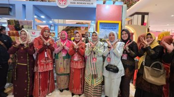 Hadiri Puncak Syukuran HUT ke-46 Dekranas, Ketua Dekranasda Inhil Promosikan Produk UMKM Unggulan di Makassar