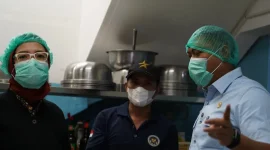 Kepala BGN Sudaryono yang akrab disapa Mas Dar didampingi Kepala Biro Hukum dan Hubungan Masyarakat BGN, Khairul Hidayati saat melakukan inspeksi mendadak SPPG di Bogor, Jumat (24/7).