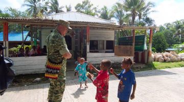 Hangatkan Kebersamaan, Dansatgas TMMD Ke-129 Kodim 1807/Sorsel Berbagi Keceriaan Bersama Anak-Anak Kampung Sesor