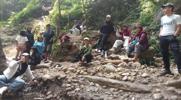 Kebersamaan Warga Perum Bumi Pesanggrahan Indah Terjalin Erat Melalui Wisata Alam di Karacak Valley Garut